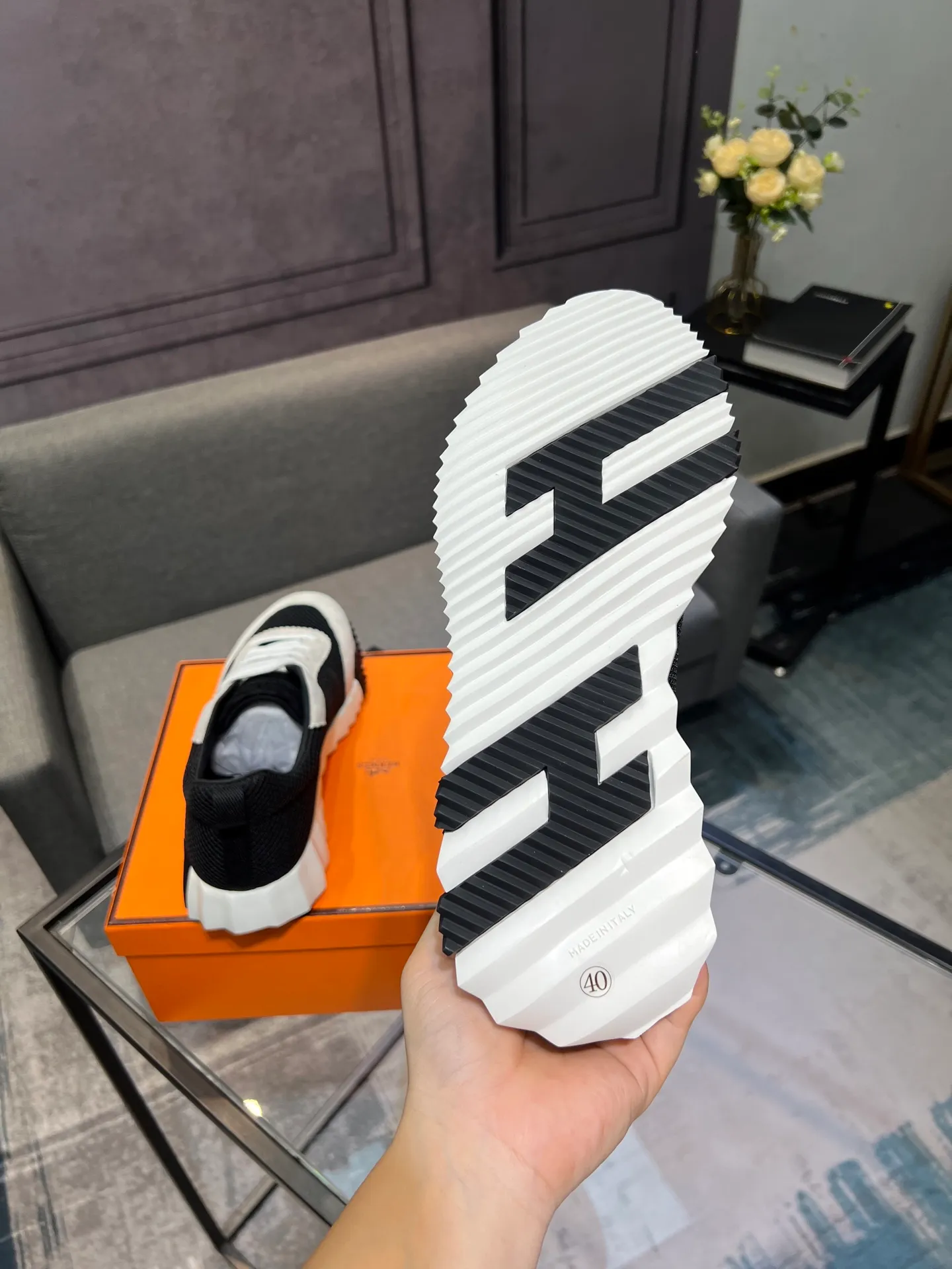 Men's shoes 💰660 Exclusive real shot (top version) Hermes new autumn and winter sports shoes. One of the most comfortable shoes from Hermes. Very light on the feet and good-looking. You will not be tired even if you go shopping. The overall suede feels very good. It is very beautiful and versatile. Very light and comfortable. Fabric: Imported high mercerized sheep/original single rain velvet. Lining: Imported silk sheepskin for the lining insole. Outsole: Seamless combination of IP+TPU (multi-color letters) German technology irradiation machine Size: Male 39-46 (Male 38 45 46 customized) Top quality, simultaneous full set of packaging